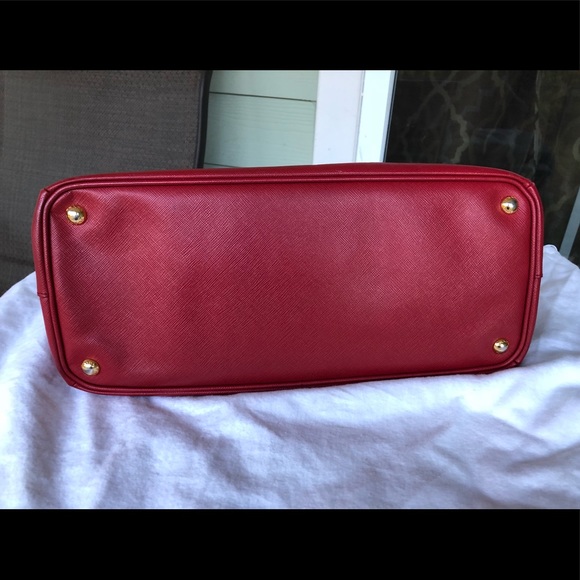 Authentic Prada Red Saffiano Large Tote Bag - Picture 3 of 8